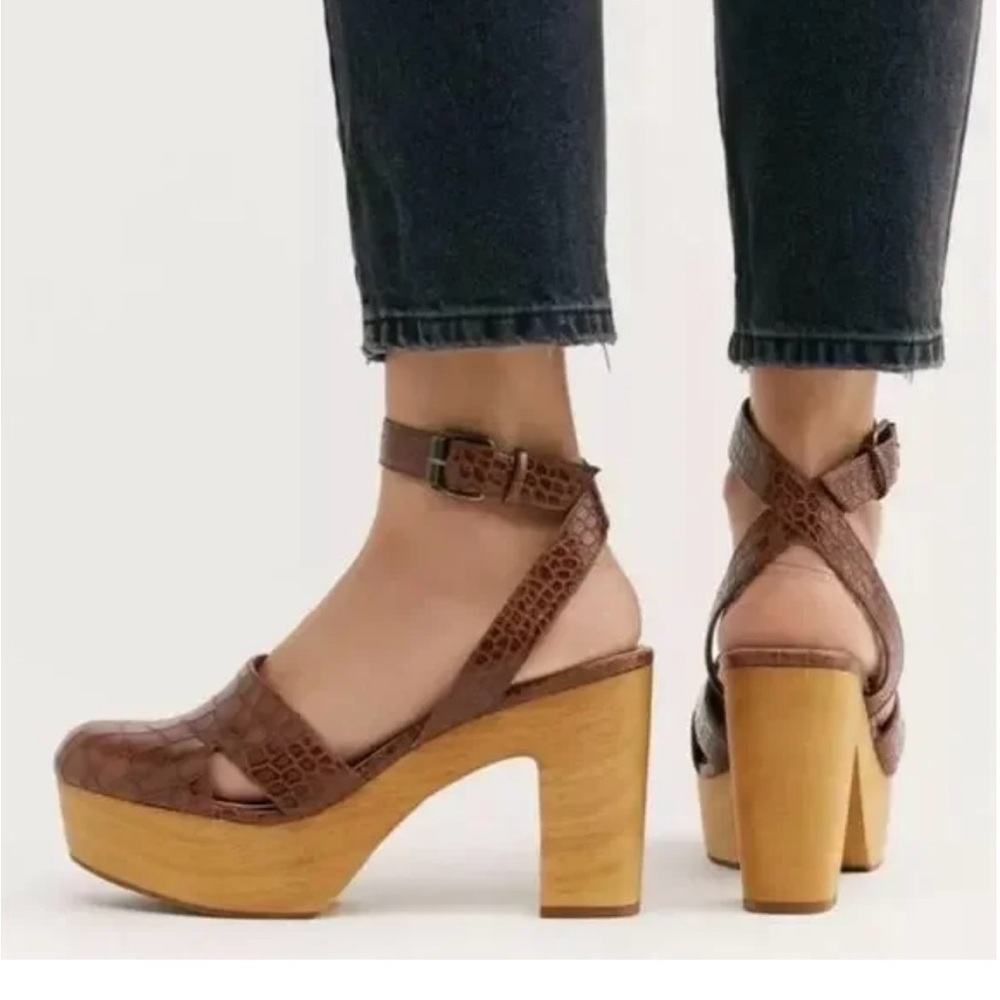 Free People Matisse Brown Croc-Embossed Platform clogs